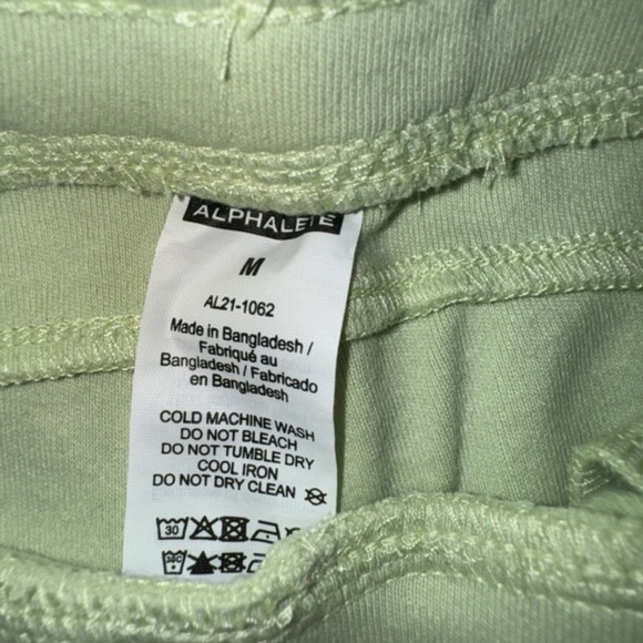 ALPHALETE WOMEN’S CORE SHORTS LIME GREEN MEDIUM - Picture 5 of 6